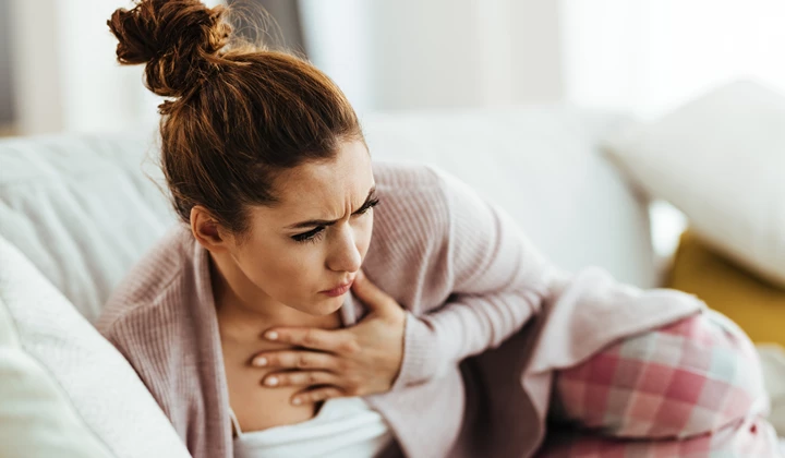 Frau hustet Husten bei Erwachsenen