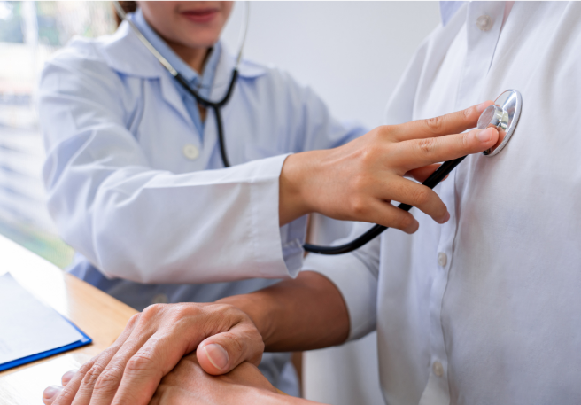 Eine Ärztin hört den Brustkorb eines Patienten mit einem Stethoskop ab